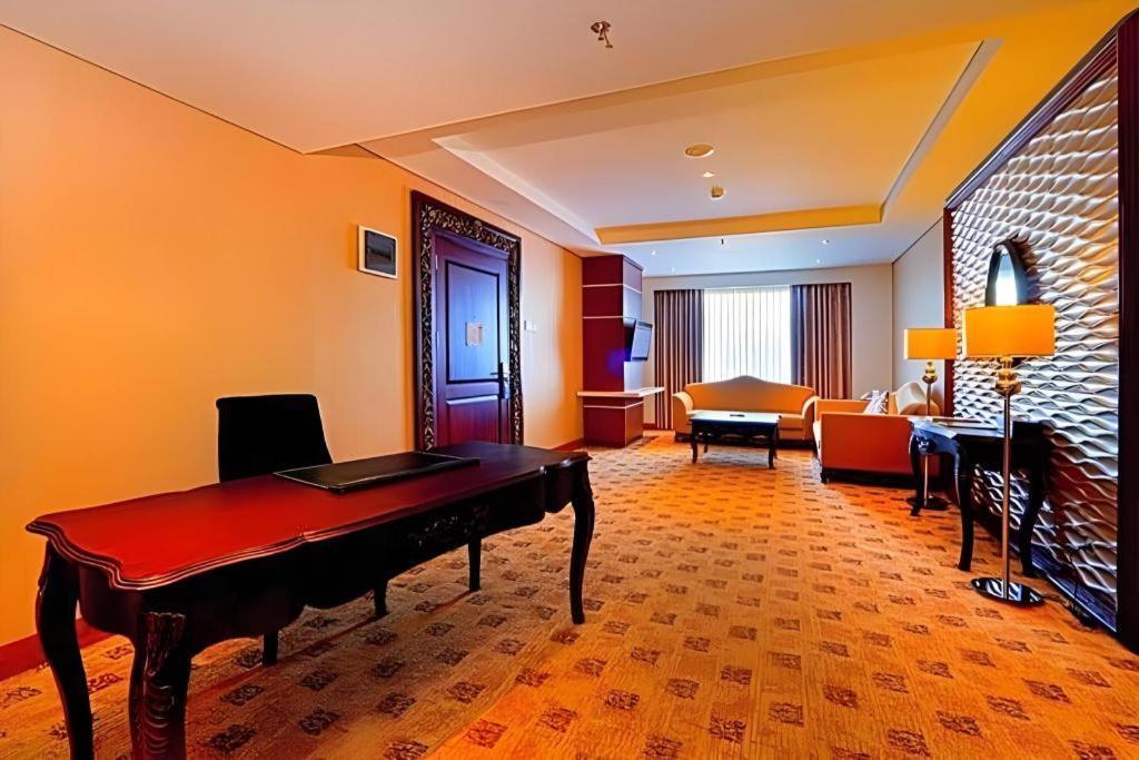 Grand Qin Hotel Banjarbaru Exteriör bild