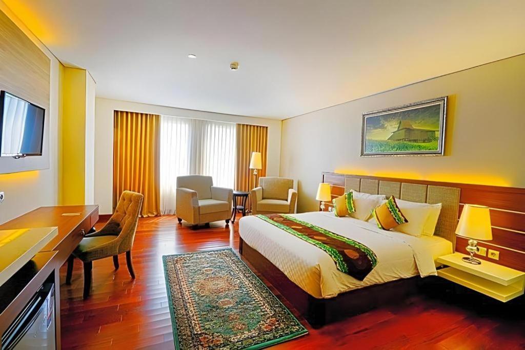 Grand Qin Hotel Banjarbaru Exteriör bild