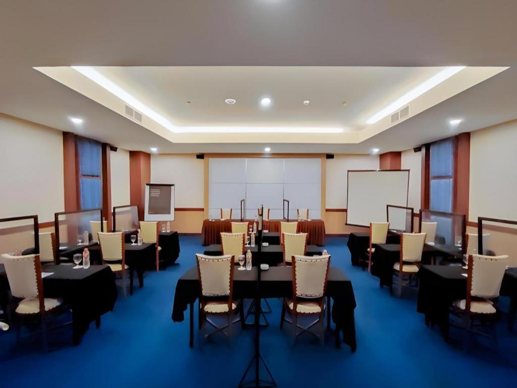 Grand Qin Hotel Banjarbaru Exteriör bild